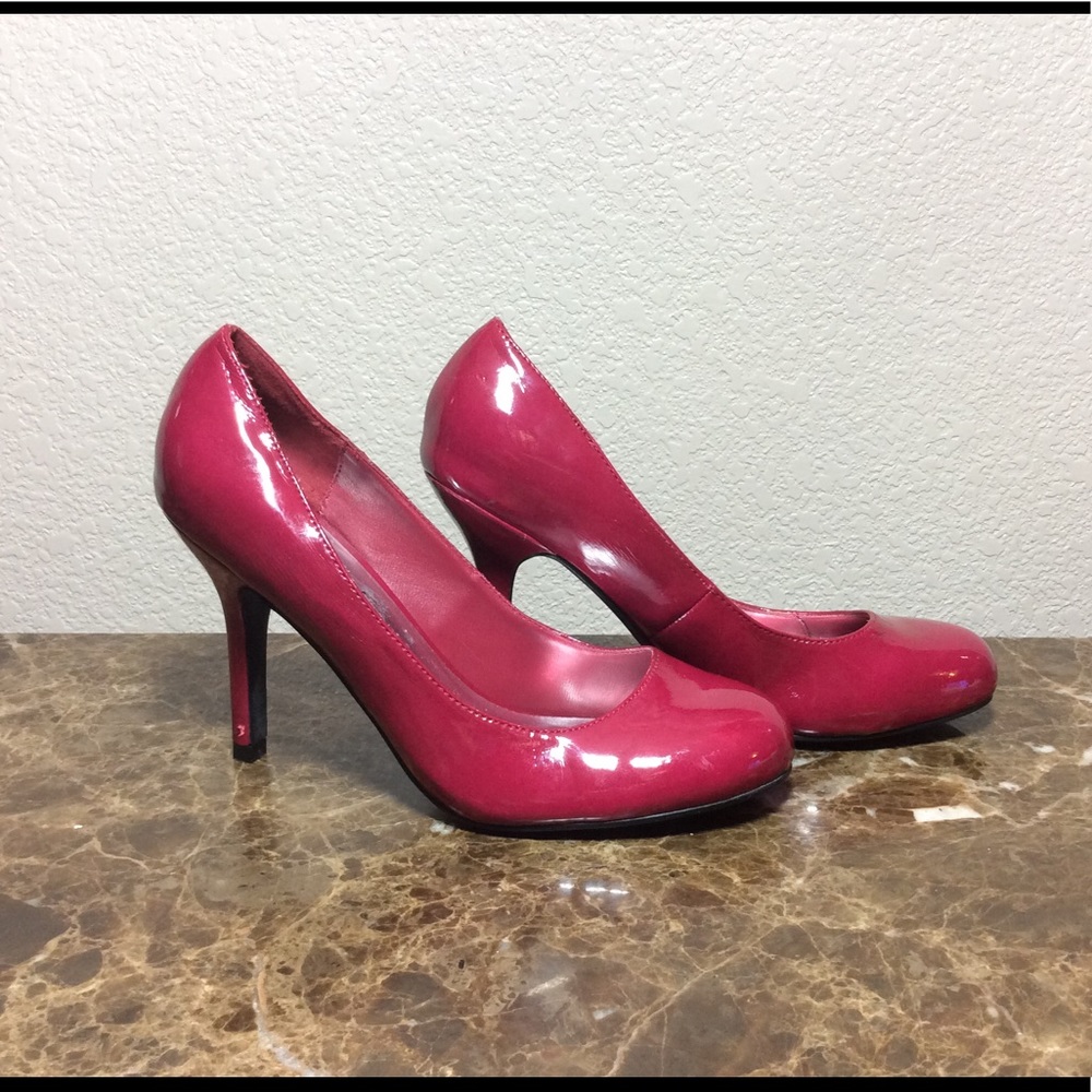 Delicious Round Closed Toe Pumps